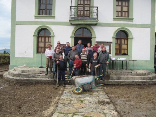 Foto de familia de los socios que están trabajando en la obra. Foto realizada por Abel Piñera.